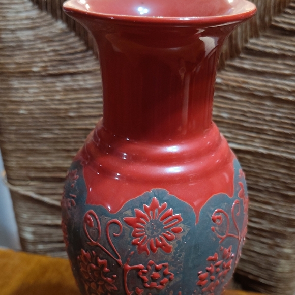 Elegant Red and Black Floral Vase - Picture 4 of 4